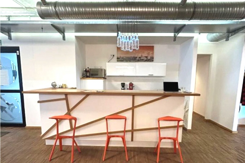 Mit Pool vor der Tür und Dachterrasse … Büro in stylischem Umfeld