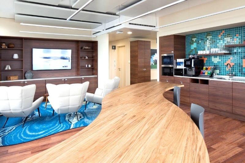 Das „Kontorhaus“… Markantes Landmark an der Stammstrecke