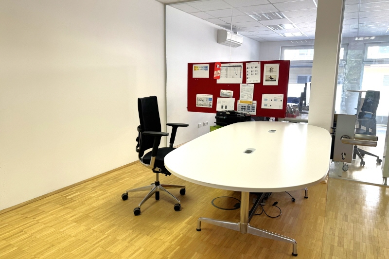 Flexible Büroflächen auf zwei Ebenen mit schöner Loggia