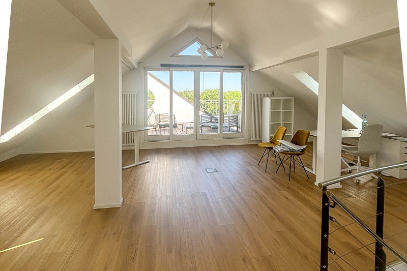 Dachgeschossbüro in grüner Oase