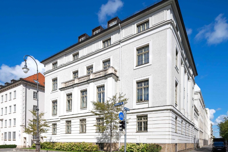 Prestigeträchtige Immobilie an renommiertem Standort mit Dachterrasse